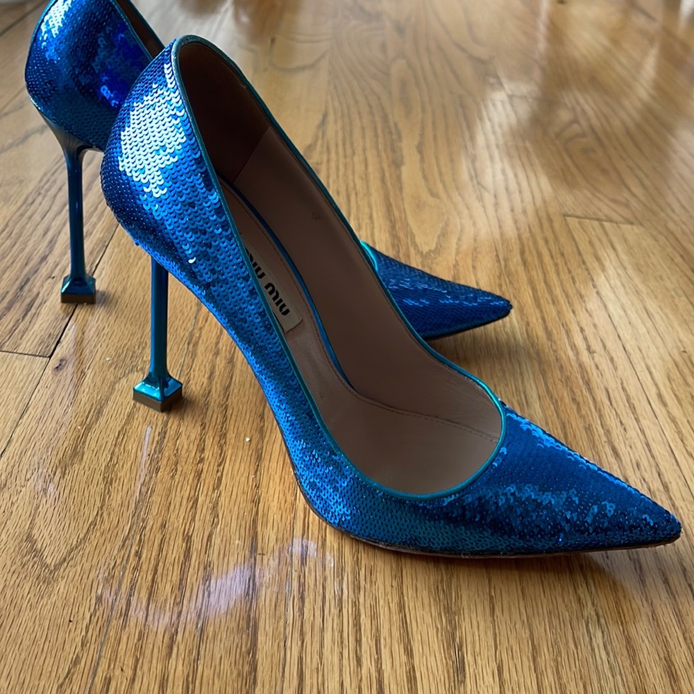 sequined pumps blue color.